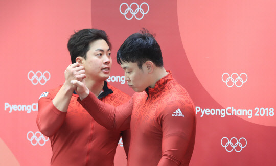 [올림픽] '고생했어'  18일 강원도 평창군 슬라이딩센터에서 열린 봅슬레이 1차 주행에서 한국의 원윤종-서영우 조가 결승선을 통과한 뒤 손을 맞잡고 있다.